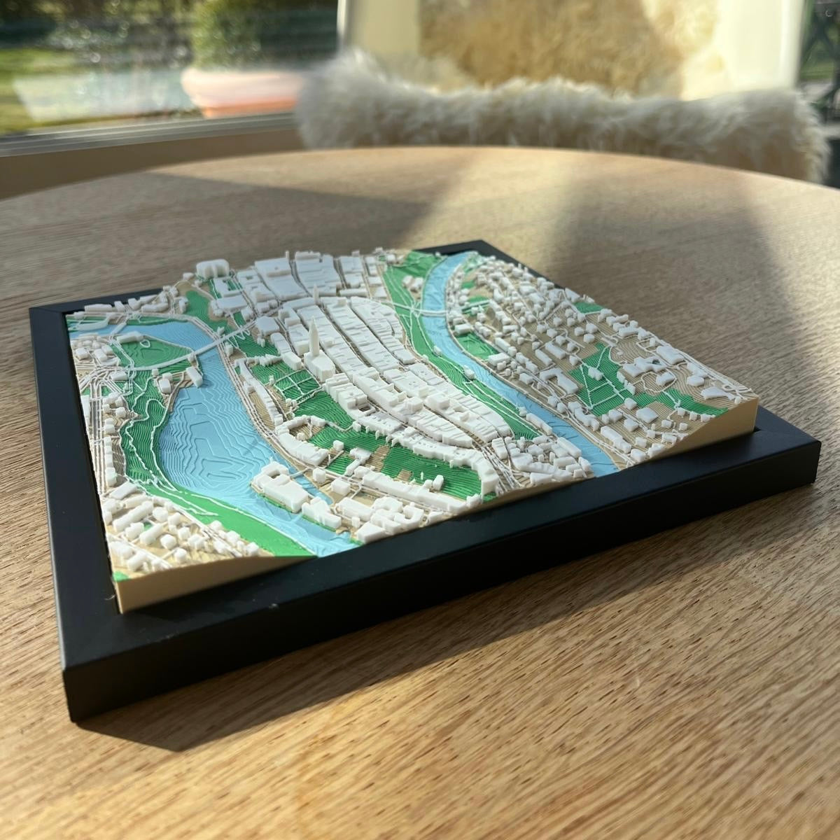 Farbige Stadtkarte mit Topografie